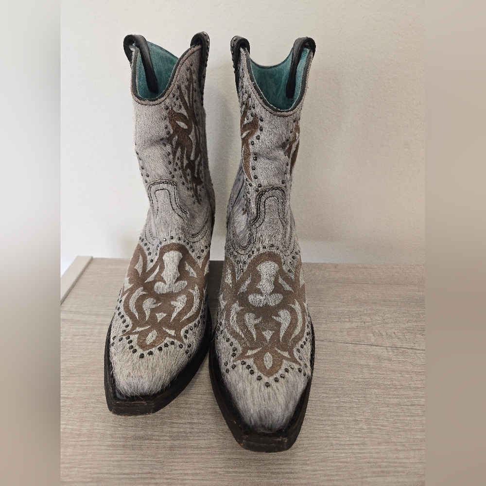 Corral Grey Fur Laser & Studs Shortie Leather Boots Womens 10 Snip Toe 2-inch Co - Picture 4 of 9